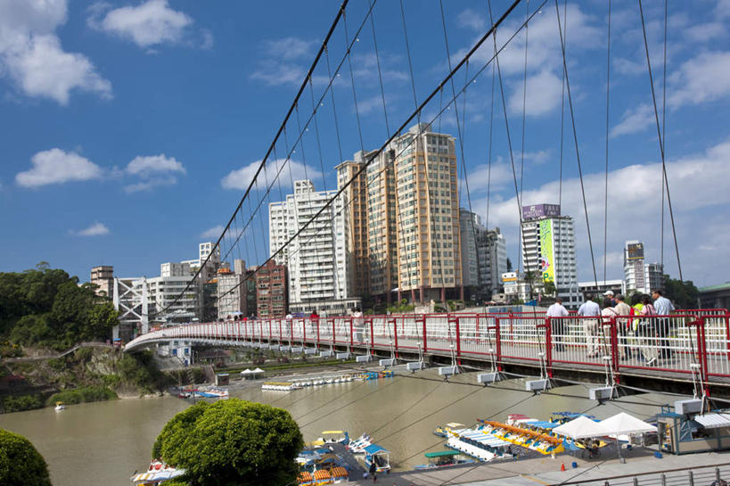 东方人,高楼大厦,走,横图,室外,白天,旅游,度假,美景,植物,城市风光,标志建筑,城市,大桥,大厦,地标,建筑,立交桥,轮船,摩天大楼,桥梁,船,台湾,中国,亚洲,行人,游客,游人,停靠,阴影,服装,光线,影子,景观,云,云朵,高架,建筑群,斜拉桥,桥,许多人,云彩,注视,休闲装,黄种人,娱乐,建设,路人,旅客,树,树木,背面,衣服,蓝色,绿色,白云,蓝天,天空,阳光,自然,交通工具,天,观察,看,一群人,享受,休闲,休闲服,旅游胜地,景色,放松,服饰,生长,晴朗,成长,观看,察看,关注,停泊,载具,东亚,台北县,碧潭,港澳台,中华人民共和国,台湾省,过客,新北,新北市,男人,男性,女人,女性,中年男性,中年女性,亚洲人,晴空,步行,散步,走路,彩图,全身,大楼,高层建筑,高楼,摩天楼,赤壁潭,狮山边大潭,石壁潭,新店区,台