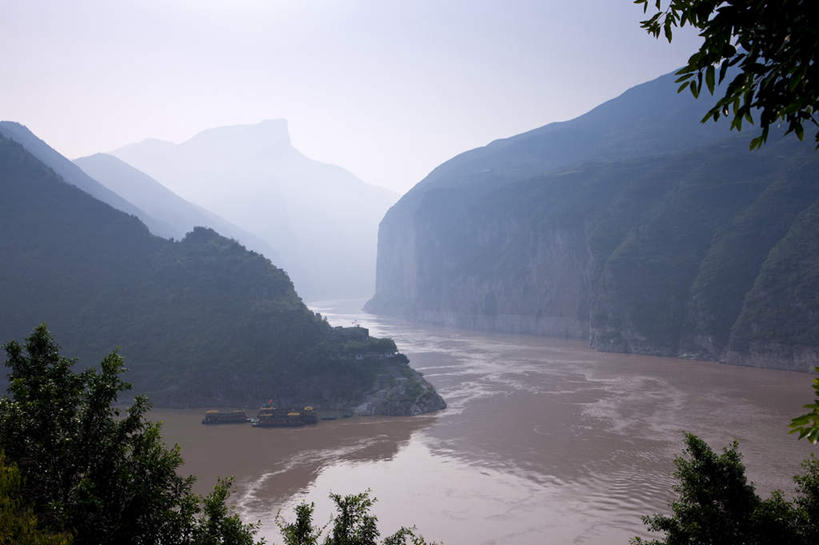 无人,横图,室外,白天,正面,旅游,度假,河流,石头,美景,山,山脉,树林,水,植物,雾,长江三峡,重庆,中国,亚洲,阴影,朦胧,模糊,光线,石子,影子,河水,景观,山峰,水流,山峦,娱乐,树,树木,蓝色,绿色,蓝天,天空,阳光,自然,群山,天,享受,休闲,景色,放松,生长,晴朗,成长,迷雾,自然风光,长江,东亚,湖北,湖北省,万里无云,中华人民共和国,西南地区,重庆市,渝,奉节县,巫山县,华中地区,鄂,宜昌,宜昌市,恩施,恩施州,恩施土家族苗族自治州,巴东县,母亲河,石块,岩石,大雾,晴空,晴空万里,彩图,白帝城,瞿塘峡,夔峡,南津关,秭归,秭归县