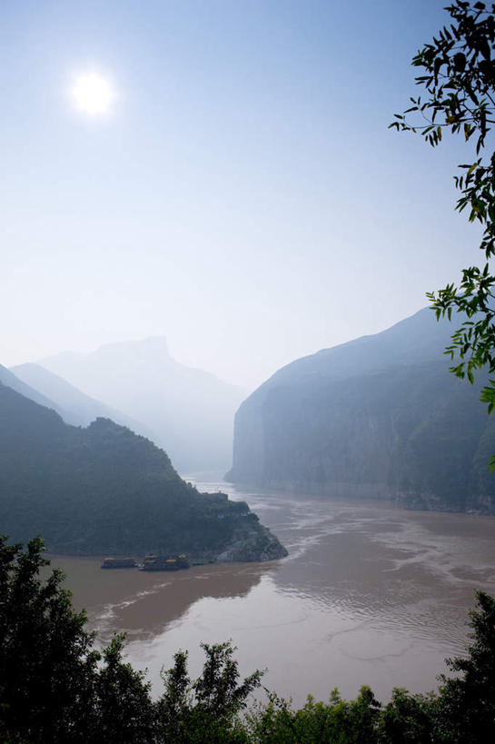 无人,竖图,室外,白天,正面,旅游,度假,河流,石头,美景,山,山脉,树林,水,植物,长江三峡,重庆,中国,亚洲,阴影,波纹,光线,石子,影子,河水,景观,山峰,水流,涟漪,山峦,娱乐,树,树木,蓝色,绿色,倒影,蓝天,水纹,天空,阳光,自然,波浪,群山,天,享受,休闲,景色,放松,生长,晴朗,成长,倒映,自然风光,长江,东亚,湖北,湖北省,万里无云,中华人民共和国,水晕,西南地区,重庆市,渝,奉节县,巫山县,华中地区,鄂,宜昌,宜昌市,恩施,恩施州,恩施土家族苗族自治州,反照,巴东县,母亲河,石块,岩石,晴空,晴空万里,彩图,白帝城,瞿塘峡,夔峡,南津关,秭归,秭归县