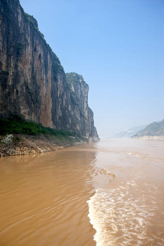 无人,竖图,室外,白天,正面,旅游,度假,河流,石头,美景,山,山脉,水,植物,长江三峡,重庆,中国,亚洲,阴影,波纹,光线,石子,影子,河水,景观,山峰,水流,涟漪,山峦,娱乐,树,树木,蓝色,绿色,倒影,蓝天,水纹,天空,阳光,自然,波浪,群山,天,享受,休闲,景色,放松,生长,晴朗,成长,倒映,自然风光,长江,东亚,湖北,湖北省,万里无云,中华人民共和国,水晕,西南地区,重庆市,渝,奉节县,巫山县,华中地区,鄂,宜昌,宜昌市,恩施,恩施州,恩施土家族苗族自治州,反照,巴东县,母亲河,石块,岩石,晴空,晴空万里,彩图,白帝城,瞿塘峡,夔峡,南津关,秭归,秭归县