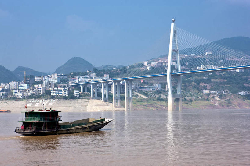 无人,家,横图,室外,白天,正面,旅游,度假,草地,草坪,河流,美景,山,山脉,水,植物,标志建筑,大桥,地标,建筑,立交桥,轮船,桥梁,船,长江三峡,重庆,中国,亚洲,阴影,波纹,光线,影子,房屋,屋子,河水,景观,山峰,水流,高架,斜拉桥,桥,涟漪,山峦,娱乐,建设,楼房,住宅,草,树,树木,蓝色,绿色,倒影,蓝天,水纹,天空,阳光,自然,交通工具,波浪,群山,天,享受,休闲,旅游胜地,景色,放松,生长,晴朗,成长,倒映,自然风光,载具,长江,东亚,湖北,湖北省,万里无云,中华人民共和国,水晕,西南地区,重庆市,渝,奉节县,巫山县,华中地区,鄂,宜昌,宜昌市,恩施,恩施州,恩施土家族苗族自治州,反照,巴东县,母亲河,晴空,晴空万里,彩图,房子,白帝城,南津关,神农溪,秭归,秭归县