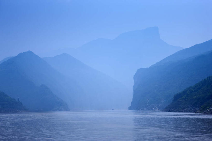 无人,横图,室外,白天,正面,旅游,度假,河流,石头,美景,山,山脉,树林,水,植物,雾,长江三峡,重庆,中国,亚洲,阴影,朦胧,模糊,光线,石子,影子,河水,景观,山峰,水流,山峦,娱乐,树,树木,蓝色,绿色,蓝天,天空,阳光,自然,群山,天,享受,休闲,景色,放松,生长,晴朗,成长,迷雾,自然风光,长江,东亚,湖北,湖北省,万里无云,中华人民共和国,西南地区,重庆市,渝,奉节县,巫山县,华中地区,鄂,宜昌,宜昌市,恩施,恩施州,恩施土家族苗族自治州,巴东县,母亲河,石块,岩石,大雾,晴空,晴空万里,彩图,白帝城,瞿塘峡,夔峡,南津关,秭归,秭归县