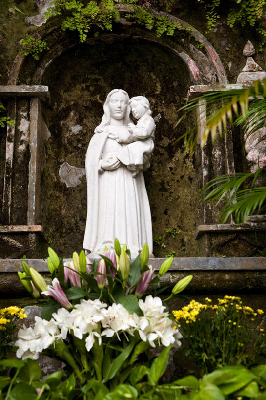 东方人,婴儿,儿童,无人,两个人,家庭,母亲,教堂,竖图,室外,白天,正面,旅游,度假,纯洁,名胜古迹,植物,门,标志建筑,地标,建筑,叶子,雕塑,澳门,中国,亚洲,圣母,圣母玛利亚,节日,遗迹,艺术,装饰,盛开,雕刻,雕像,香炉,拱门,绿叶,花蕾,黄种人,古迹,文化,文物,娱乐,建设,古建筑,花,花瓣,花朵,鲜花,树,树木,小孩,绿色,自然,工艺品,门框,花苞,花蕊,祈祷,享受,休闲,健康,温暖,温馨,一家人,嫩叶,旅游胜地,放松,可爱,母爱,童年,童趣,许愿,宗教,信仰,活泼,生长,成长,纪念,祈求,美术,祭奠,祭祀,和睦,基督教,天主教,主题,宝宝,祭坛,陈列,童真,信念,古文明,东亚,纯真,烂漫,无邪,玛利亚,港澳台,中华人民共和国,功能,美学,澳门特别行政区,澳,母婴,敬拜,圣女,伶俐,平安,天真,年轻女性,女人,女性,亚洲人,孩子,年轻人,叶,叶片,彩图,全身,大教堂,礼拜堂,大炮台,大三巴炮台,圣保禄炮台,中央炮台,融洽