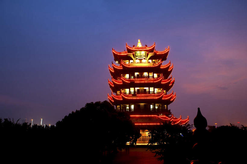 无人,寺庙,横图,彩色,室外,白天,仰视,旅游,度假,名胜古迹,日落,植物,标志建筑,地标,建筑,霓虹灯,武汉,中国,亚洲,阴影,遗迹,光线,影子,晚霞,霞光,落日,塔,灯光,七彩,背光,古迹,文物,娱乐,光源,建设,古建筑,宝塔,霓虹,灯,树,树木,绿色,自然,黄昏,庙宇,享受,休闲,旅游胜地,彩霞,放松,生长,成长,照明设备,逆光,古文明,东亚,湖北,湖北省,黄鹤楼,武昌区,武汉市,武昌,中华人民共和国,省会,氖灯,华中地区,鄂,夕照,浮图,浮屠,夕阳,彩图,低角度拍摄,庙,寺,黄鹄山,蛇山,斜阳