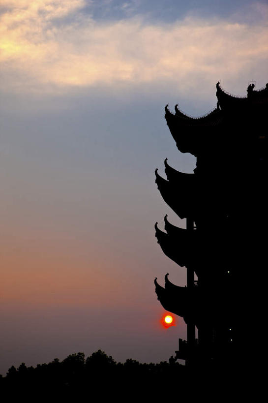 无人,寺庙,竖图,室外,白天,仰视,旅游,度假,名胜古迹,日落,植物,标志建筑,地标,建筑,武汉,中国,亚洲,遗迹,晚霞,霞光,落日,塔,背光,古迹,文物,娱乐,建设,古建筑,宝塔,树,树木,绿色,自然,黄昏,庙宇,享受,休闲,旅游胜地,彩霞,放松,生长,成长,逆光,古文明,东亚,湖北,湖北省,黄鹤楼,武昌区,武汉市,武昌,中华人民共和国,省会,华中地区,鄂,夕照,浮图,浮屠,夕阳,彩图,低角度拍摄,庙,寺,黄鹄山,蛇山,斜阳