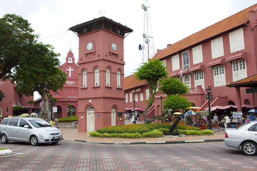 东方人,博物馆,教堂,横图,室外,白天,正面,旅游,度假,草地,草坪,名胜古迹,植物,标志建筑,道路,地标,建筑,路,汽车,马来西亚,亚洲,行人,游客,游人,服装,节日,研究,遗迹,时间,时钟,小路,交通,许多人,教育,计时,黄种人,古迹,文化,文物,娱乐,建设,古建筑,路人,旅客,车,草,树,树木,祈愿,衣服,绿色,自然,钟表,交通工具,轿车,祈祷,一群人,享受,休闲,健康,表,旅游胜地,放松,许愿,宗教,服饰,东南亚,信仰,生长,成长,纪念,展览,祈求,信号,基督教,衣着,穿着,天主教,欣赏,载具,报时,陈列,信念,古文明,马六甲州,召集,塔钟,衣饰,马来西亚联邦,典藏,过客,鸣钟,平安,男人,男性,年轻男性,年轻女性,女人,女性,亚洲人,钟,彩图,全身,大教堂,礼拜堂,荷兰红屋,马六甲博物馆