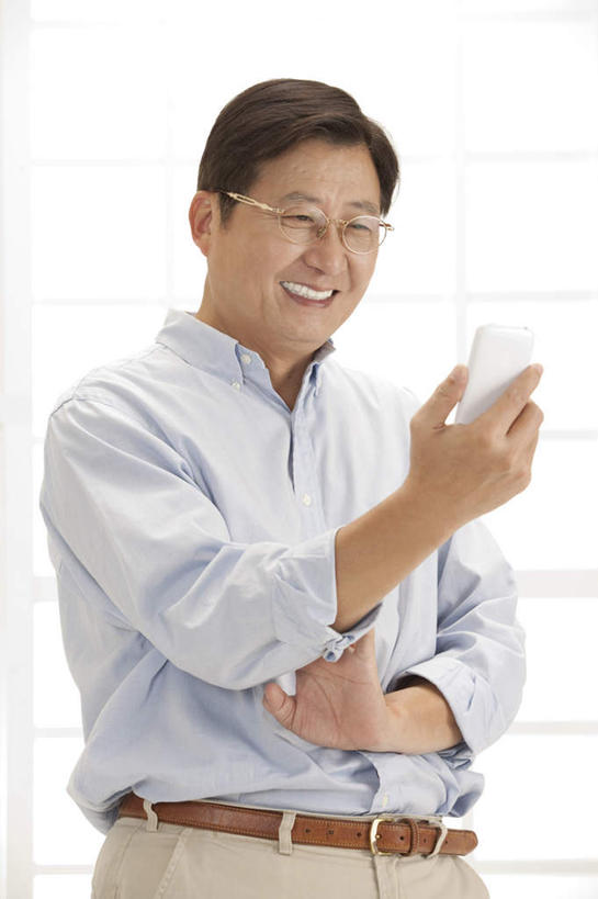 东方人,一个人,站,笑,打电话,微笑,露齿笑,竖图,室内,白天,正面,衬衫,窗户,电话,手机,亚洲,仅一个男性,仅一个人,仅一个中年男性,一副,握,服装,眼镜,拿,拿着,注视,黄种人,通讯设备,腰带,玻璃窗,衣服,观察,看,站着,握着,服饰,观看,皮带,察看,衣着,穿着,关注,近视眼镜,配饰,一部,裤带,衣饰,交流,男人,男性,中年男性,亚洲人,沟通,通话,站立,半身,彩图,衬衣