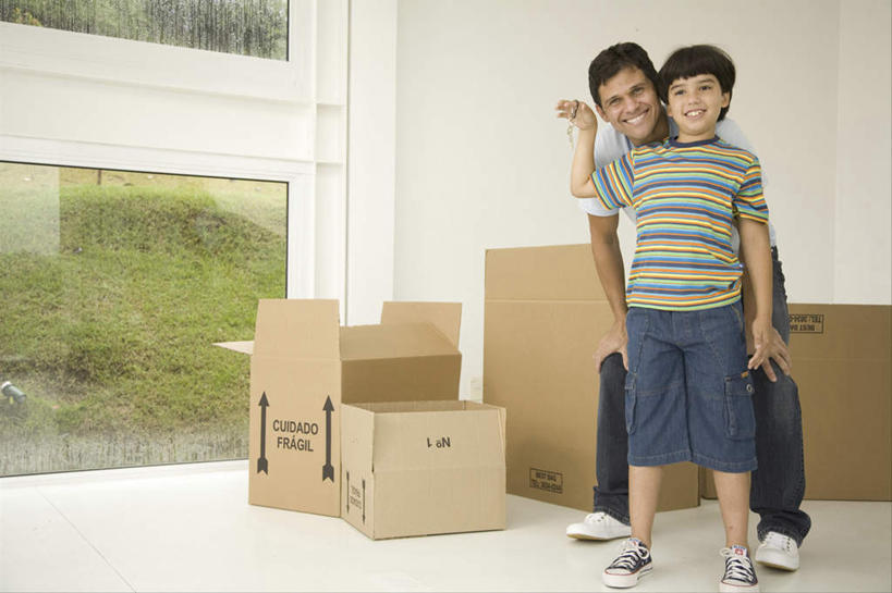 西方人,儿童,中年人,两个人,家庭,父亲,儿子,站,举,笑,微笑,露齿笑,横图,室内,白天,正面,纯洁,树林,植物,窗户,落地窗,欧洲,欧洲人,许多,撑,服装,包装,纸箱,墙,注视,休闲装,方向,玻璃窗,箭头,墙壁,墙面,树,树木,小孩,衣服,绿色,白色,自然,容器,箱子,观察,看,托,站着,休闲,温暖,温馨,父子,一家人,休闲服,父爱,可爱,童年,童趣,服饰,生长,成长,观看,张开双腿,搬家,和睦,察看,迁移,撑着,指向,关注,纸板箱,童真,烂漫,无邪,包装箱,簇,迁居,乔迁,搬迁,展开双腿,天真,男孩,男人,男性,中年男性,白种人,孩子,举起,举手,举着,向上举,向上伸,向上托,站立,彩图,全身,融洽,男生,伸展双腿