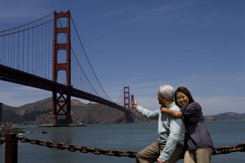 东方人,中年人,两个人,家庭,夫妻,坐,抱,笑,微笑,露齿笑,横图,室外,白天,正面,爱情,河流,山,山脉,水,大桥,桥梁,相机,美国,亚洲,握,阴影,服装,光线,影子,河水,山峰,水流,云,云朵,桥,山峦,浪漫,拿,云彩,拿着,注视,休闲装,黄种人,拱桥,拍照,衣服,蓝色,白云,蓝天,天空,阳光,数码相机,群山,天,观察,看,休闲,温暖,温馨,一家人,休闲服,恩爱,握着,恋人,摄影,服饰,晴朗,抱着,观看,悬索桥,和睦,察看,北美,北美洲,搂着,关注,加利福尼亚,美洲,金门大桥,加州,加利福尼亚州,金州,黄金州,金门海峡,桁架拱桥,北亚美利加洲,亚美利加洲,男人,男性,女人,女性,中年男性,中年女性,亚洲人,夫妇,情侣,照相机,晴空,搂,搂抱,坐着,半身,彩图,照相,伴侣,融洽
