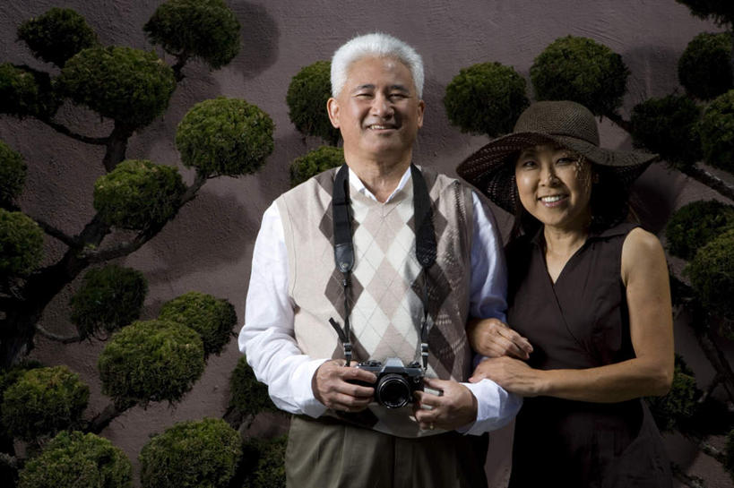 东方人,中年人,两个人,家庭,夫妻,站,笑,微笑,露齿笑,横图,室外,白天,正面,裙子,爱情,植物,帽子,相机,亚洲,勾,挽,握,连衣裙,服装,墙,浪漫,拿,拿着,注视,休闲装,黄种人,墙壁,墙面,树,树木,拍照,衣服,绿色,自然,数码相机,遮阳帽,观察,看,站着,休闲,温暖,温馨,一家人,休闲服,单反,恩爱,勾着,握着,恋人,摄影,服饰,生长,成长,观看,单反相机,和睦,察看,关注,挽着,男人,男性,女人,女性,中年男性,中年女性,亚洲人,夫妇,情侣,照相机,站立,半身,彩图,照相,伴侣,融洽