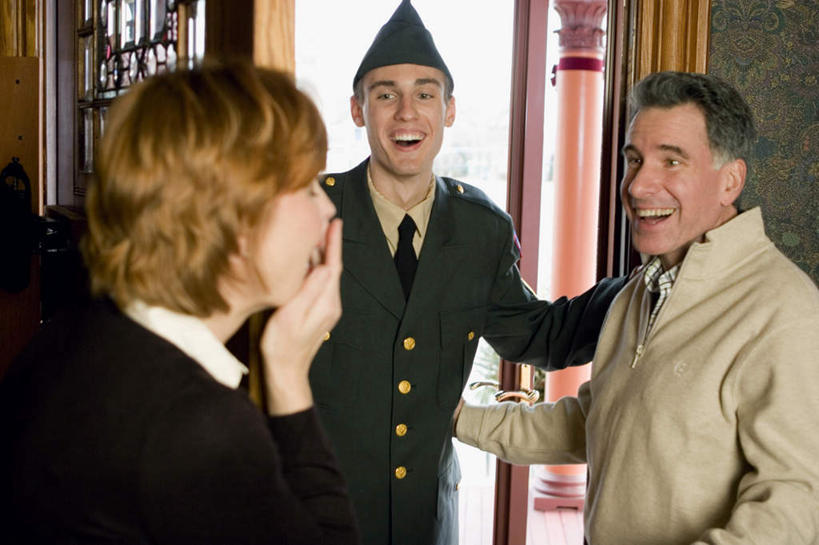 西方人,中年人,三个人,家庭,夫妻,母亲,父亲,儿子,站,抱,笑,微笑,露齿笑,横图,室内,白天,正面,制服,爱情,门,帽子,欧洲,欧洲人,服装,墙,领带,浪漫,注视,休闲装,墙壁,墙面,衣服,门框,观察,看,站着,休闲,温暖,温馨,父子,母子,一家人,休闲服,恩爱,父爱,母爱,遮,遮掩,恋人,服饰,军帽,抱着,观看,军人,和睦,察看,掩盖,军装,搂着,遮挡,象征,庄重,关注,军服,身份,遮盖,正式,地位,掩饰,男人,男性,年轻男性,女人,女性,中年男性,中年女性,白种人,夫妇,情侣,搂,搂抱,站立,半身,彩图,伴侣,融洽