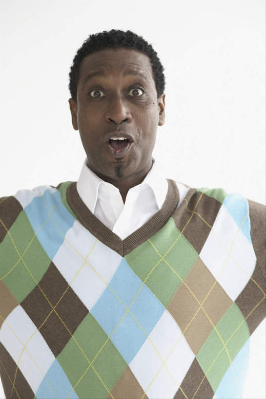 西方人,一个人,站,竖图,室内,白天,白色背景,正面,毛衣,欧洲,非洲,黑人,欧洲人,仅一个男性,仅一个人,仅一个中年男性,阴影,惊讶,反射,方格,格子,影子,注视,观察,看,站着,张嘴,摄影,影棚,观看,惊奇,察看,关注,线衫,张大嘴巴,男人,男性,中年男性,非洲人,张开嘴,站立,半身,彩图,影棚拍摄,绒衣,套衫,套头毛衣,线衣,拍摄