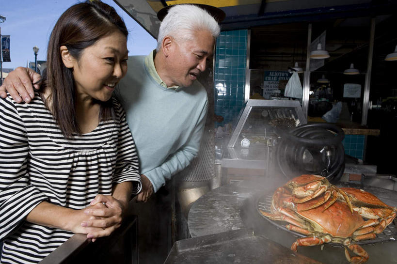 蟹,东方人,中年人,两个人,家庭,夫妻,餐厅,站,抱,笑,微笑,露齿笑,横图,室外,白天,正面,爱情,烹饪,厨具,金属制品,亚洲,握,阴影,服装,光线,金属,螃蟹,锅子,影子,浪漫,注视,休闲装,黄种人,锅,衣服,蓝色,蓝天,天空,阳光,天,观察,看,站着,休闲,温暖,温馨,一家人,休闲服,恩爱,握着,恋人,服饰,晴朗,锅具,抱着,观看,和睦,察看,搂着,关注,毛蟹,大闸蟹,烹饪用具,河蟹,万里无云,中华绒螯蟹,男人,男性,女人,女性,中年男性,中年女性,亚洲人,夫妇,情侣,烹调用具,晴空,晴空万里,搂,搂抱,烹调,站立,半身,彩图,餐馆,饭店,饭馆,伴侣,融洽