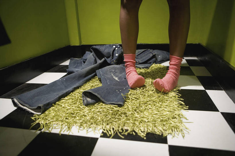 西方人,一个人,站,横图,室内,白天,正面,纺织品,欧洲,非洲,黑人,欧洲人,仅一个年轻女性,仅一个女性,仅一个人,阴影,反射,方格,格子,毯子,影子,墙,袜子,墙壁,墙面,纺织,绿色,白色,黑色,垫子,站着,更衣间,试衣间,防滑垫,更衣室,年轻女性,女人,女性,非洲人,站立,半身,彩图