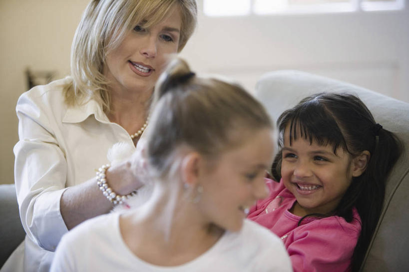 西方人,儿童,中年人,三个人,家庭,母亲,女儿,客厅,坐,笑,微笑,露齿笑,横图,室内,白天,正面,幸福,纯洁,窗户,沙发,项链,欧洲,欧洲人,握,阴影,服装,朦胧,模糊,反射,影子,珍珠,拿,拿着,注视,休闲装,玻璃窗,装饰品,小孩,衣服,饰品,手链,首饰,观察,看,休闲,健康,温暖,温馨,母女,一家人,休闲服,可爱,母爱,童年,童趣,握着,服饰,手镯,观看,贵重,和睦,察看,珍贵,起居室,富有,关注,镯子,布艺沙发,童真,烂漫,无邪,客堂,宝贵,有机宝石,天真,珍珠手链,珍珠手镯,女孩,女人,女性,中年女性,白种人,孩子,坐着,半身,彩图,融洽,女生