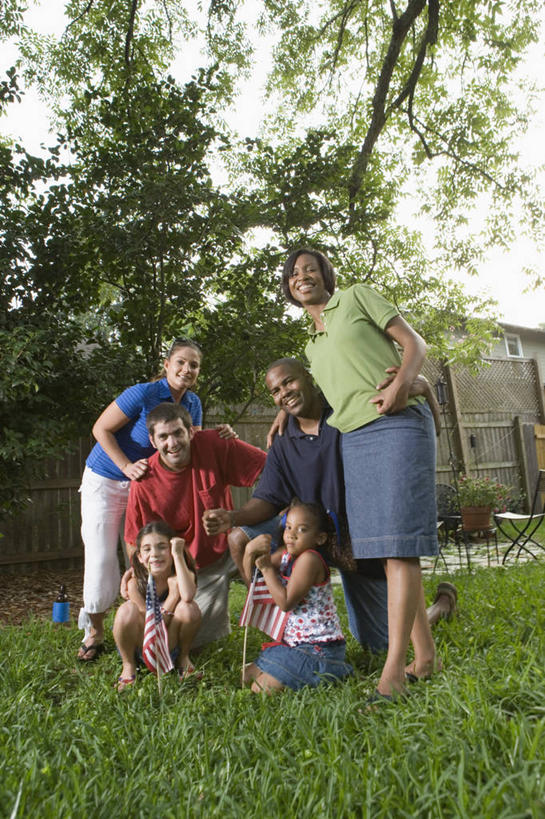 西方人,儿童,家庭,夫妻,母亲,父亲,女儿,儿子,伙伴,朋友,家,站,跪,蹲,抱,笑,微笑,露齿笑,竖图,室外,白天,仰视,爱情,友谊,幸福,纯洁,草地,草坪,树林,植物,旗帜,国旗,欧洲,非洲,黑人,欧洲人,撑,握,阴影,服装,光线,影子,珍珠,房屋,屋子,许多人,浪漫,拿,拿着,托腮,注视,休闲装,楼房,星条旗,住宅,玻璃制品,酒瓶,草,树,树木,小孩,衣服,绿色,阳光,自然,玻璃瓶,瓶子,观察,看,托,站着,一群人,休闲,健康,温暖,温馨,父女,父子,母女,母子,一家人,休闲服,啤酒瓶,恩爱,父爱,可爱,母爱,童年,童趣,握着,恋人,美国国旗,服饰,生长,成长,抱着,观看,贵重,和睦,察看,珍贵,搂着,富有,关注,托下巴,童真,烂漫,无邪,宝贵,有机宝石,单手托腮,天真,友情,男人,男性,年轻男性,年轻女性,女孩,女人,女性,中年男性,中年女性,白种人,非洲人,孩子,夫妇,情侣,旗,蹲着,跪着,怀抱,搂,搂抱,相抱,拥抱,站立,彩图,低角度拍摄,全身,房子,美利坚合众国国旗,伴侣,融洽,女生