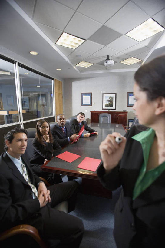 西方人,同事,商务人士,商务男性,商务女性,会议室,站,坐,笑,微笑,竖图,室内,白天,正面,衬衫,成功,合作,团队,集体,信心,窗户,家具,桌子,椅子,照明,欧洲,非洲,黑人,欧洲人,五个人,撑,握,阴影,套装,时间,光线,笔,材料,档案,时钟,手表,文件,影子,办公桌,会议桌,灯光,办公用品,领带,许多人,拿,计时,拿着,托腮,注视,队伍,顶灯,玻璃窗,灯,文具,会议椅,学习用品,资料,灯具,钟表,观察,看,托,站着,一群人,思考,表,握着,观看,办公椅,腕表,文具用品,照亮,察看,领导,象征,庄重,照明设备,成就,关注,托下巴,文档,商务装,身份,合伙,领袖,工薪阶层,签字笔,办公家具,正式,地位,商务椅,培训椅,思虑,单手托腮,男人,男性,年轻男性,女人,女性,中年男性,中年女性,白种人,非洲人,白领,上班族,钟,站立,坐着,半身,彩图,衬衣