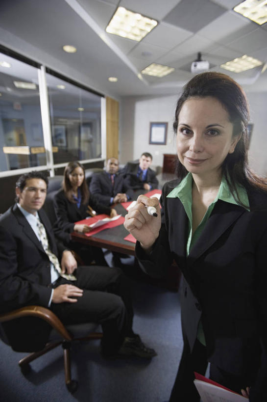 西方人,同事,商务人士,商务男性,商务女性,会议室,站,坐,笑,双手交叉,微笑,露齿笑,竖图,室内,白天,正面,衬衫,成功,合作,团队,集体,信心,窗户,家具,桌子,椅子,照明,欧洲,非洲,黑人,欧洲人,五个人,撑,握,阴影,套装,光线,笔,材料,档案,文件,影子,办公桌,会议桌,屋顶,灯光,办公用品,领带,许多人,拿,顶棚,拿着,扭头,注视,队伍,吊灯,玻璃窗,灯,文具,会议椅,学习用品,资料,灯具,观察,看,站着,转头,一群人,握着,观看,办公椅,文具用品,照亮,察看,领导,撑着,象征,庄重,照明设备,成就,关注,文档,商务装,身份,合伙,领袖,工薪阶层,签字笔,办公家具,正式,地位,商务椅,培训椅,男人,男性,年轻男性,女人,女性,中年男性,中年女性,白种人,非洲人,白领,上班族,十字手,站立,坐着,半身,彩图,衬衣