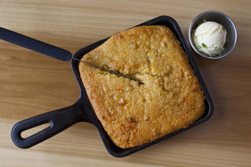 点心,面包,无人,横图,俯视,室内,特写,白天,烹饪,餐桌,桌子,杯子,餐具,厨具,金属制品,金属,工具,锅子,平底锅,黄油,食品,面点,刀具,锅,食物,糕点,刀,餐台,锅具,乳制品,餐刀,白脱油,烹饪用具,乳脂,烹调用具,烹调,彩图,高角度拍摄,玉米面包