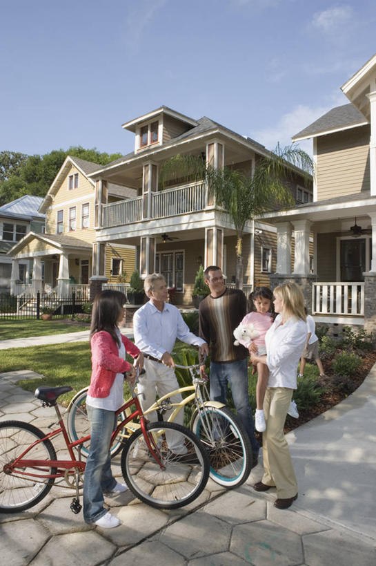 西方人,儿童,中年人,家庭,夫妻,母亲,父亲,女儿,邻居,家,站,抱,笑,微笑,露齿笑,竖图,室外,白天,正面,鞋,爱情,游戏,纯洁,植物,别墅,道路,路,自行车,玩具,鞋子,欧洲,欧洲人,两辆,握,阴影,服装,裤子,光线,影子,房屋,屋子,云,云朵,公寓,小路,皮革,交通,许多人,浪漫,玩,云彩,注视,牛仔裤,休闲装,娱乐,洋房,楼房,住宅,车,脚踏车,树,树木,小孩,衣服,蓝色,绿色,白云,蓝天,天空,阳光,自然,交通工具,天,观察,看,站着,一群人,休闲,温暖,温馨,父女,母女,一家人,休闲服,恩爱,父爱,可爱,母爱,童年,童趣,益智,握着,恋人,服饰,生长,晴朗,成长,抱着,观看,活动,和睦,察看,搂着,发泄,关注,消遣,智力,载具,童真,烂漫,无邪,宣泄,天真,老年男性,男人,男性,女孩,女人,女性,中年男性,中年女性,白种人,孩子,夫妇,情侣,晴空,怀抱,搂,搂抱,玩耍,嬉戏,相抱,拥抱,站立,彩图,全身,皮鞋,房子,邻人,伴侣,融洽,女生