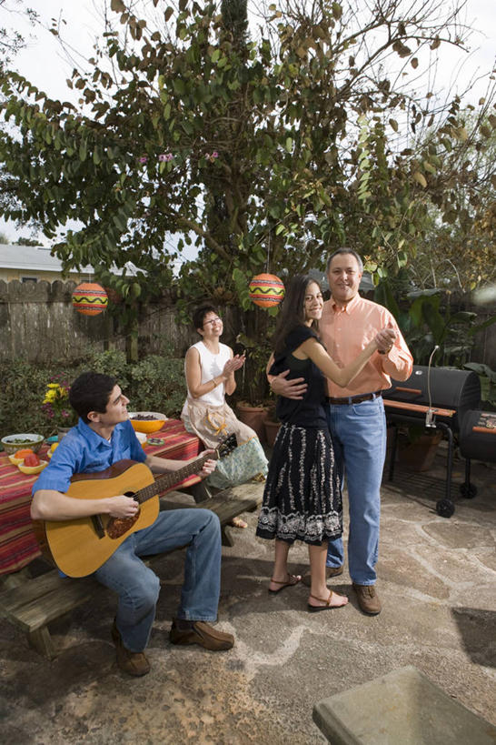 果汁,西方人,四个人,家庭,夫妻,母亲,父亲,女儿,儿子,站,坐,笑,微笑,露齿笑,竖图,室外,白天,正面,爱情,跳舞,植物,餐桌,桌子,杯子,餐具,水果,照明,欧洲,欧洲人,阴影,服装,新鲜,光线,彩灯,碟子,盘,影子,陶瓷,灯光,生食,食品,果实,吉他,乐器,陶瓷制品,弦乐器,饮品,浪漫,扭头,注视,休闲装,玻璃制品,灯,树,树木,食物,饮料,衣服,绿色,阳光,自然,盘子,容器,水杯,灯具,碟,碗,观察,看,站着,转头,休闲,温暖,温馨,父女,父子,母女,母子,一家人,休闲服,恩爱,父爱,母爱,恋人,服饰,花灯,有机食品,绿色食品,生长,成长,餐台,观看,储藏,照亮,和睦,察看,甜橙,照明设备,储存,关注,可口,弹拨弦鸣乐器,舞姿,适口,男人,男性,年轻男性,年轻女性,女人,女性,中年男性,中年女性,白种人,夫妇,情侣,玻璃杯,橙子,橙,站立,坐着,半身,彩图,舞蹈,鹄壳,黄橙,黄果,金橙,金环,金球,糖橙,伴侣,融洽,贮存,弹拨弦乐器