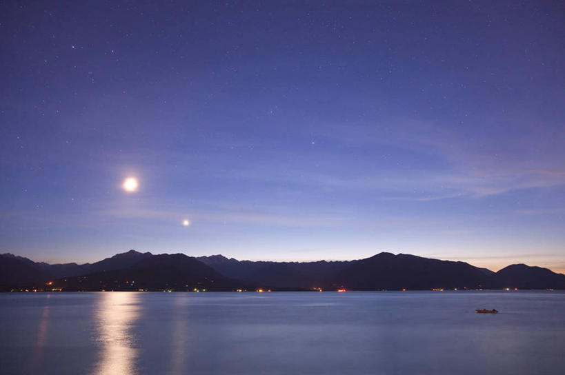 无人,横图,室外,夜晚,正面,旅游,度假,海浪,海洋,美景,山,山脉,华盛顿,美国,景观,浪花,山峰,水平线,月亮,辽阔,海平线,山峦,月光,娱乐,蓝色,蓝天,天空,自然,海水,群山,天,享受,休闲,广阔,景色,放松,晴朗,一望无际,明亮,北美,北美洲,自然风光,美洲,海景,华盛顿州,万里无云,首府,常绿之州,常青州,北亚美利加洲,亚美利加洲,皎洁,奥林匹亚,奥林比亚,奥林佩亚,奥林匹克半岛,无边无际,一马平川,大海,风浪,海,海水的波动,近岸浪,涌浪,晴空,晴空万里,彩图,水天相接,水天一线