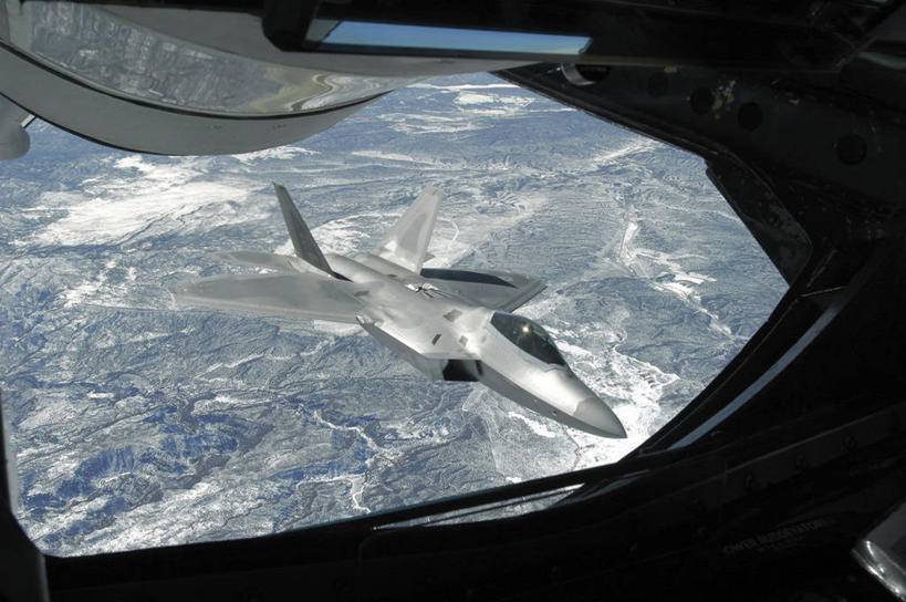 无人,横图,俯视,航拍,室外,白天,石头,山,山脉,飞机,美国,飞翔,阴影,飞行,光线,石子,影子,山顶,山峰,山峦,翱翔,飞,阳光,群山,空军,战斗机,北美,北美洲,鸟瞰,美洲,军用机,加油机,美军,军用战斗机,猛禽战斗机,隐形战斗机,沉积岩,两架,F-22猛禽战斗机,F-22战斗机,KC-135加油机,KC-135空中加油机,北亚美利加洲,亚美利加洲,颠峰,极峰,水成岩,石块,岩石,彩图,高角度拍摄