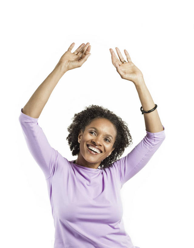 西方人,一个人,坐,举,笑,微笑,露齿笑,竖图,室内,白天,白色背景,正面,欧洲,非洲,黑人,欧洲人,仅一个女性,仅一个人,服装,注视,休闲装,装饰品,衣服,紫色,饰品,手链,首饰,观察,看,托,仅一个中年女性,休闲,休闲服,摄影,服饰,手镯,影棚,观看,察看,挥动,挥舞,关注,镯子,摆荡,女人,女性,中年女性,非洲人,举起,举手,举着,向上举,向上伸,向上托,坐着,半身,彩图,影棚拍摄,拍摄