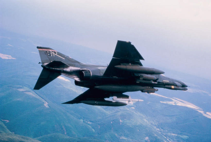 无人,横图,俯视,航拍,室外,白天,机器,火箭,高科技,科技,石头,森林,山,山脉,树林,植物,飞机,美国,飞翔,阴影,飞行,光线,科学,石子,影子,山顶,山峰,云,云朵,山峦,翱翔,云彩,飞,树,树木,蓝色,绿色,白云,蓝天,天空,阳光,自然,群山,天,发动机,机械,工业,空军,一架,生长,晴朗,成长,战斗机,北美,发射器,北美洲,鸟瞰,美洲,导弹,炮弹,军用机,弹道导弹,军方,军工业,美军,军用战斗机,沉积岩,幽灵式战斗机,国防,F-4幽灵式战斗机,北亚美利加洲,亚美利加洲,颠峰,极峰,飞机发动机,航空发动机,水成岩,石块,岩石,晴空,彩图,高角度拍摄