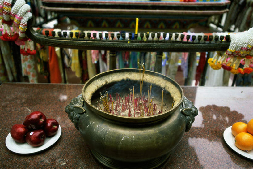 无人,横图,室内,特写,白天,正面,度假,美景,桌面,桌子,城市风光,城市,蜡烛,香港,中国,亚洲,朦胧,模糊,木制,香炉,景观,烟雾,娱乐,佛香,木制品,香烛,祈祷,享受,休闲,景色,放松,许愿,宗教,信仰,烧香,祈求,祭奠,祭祀,港,祭坛,东亚,九龙,啬色园,黄大仙庙,香港特别行政区,港澳台,中华人民共和国,敬拜,九龙半岛,黄大仙祠,香港黄大仙祠,香港黄大仙庙,彩图