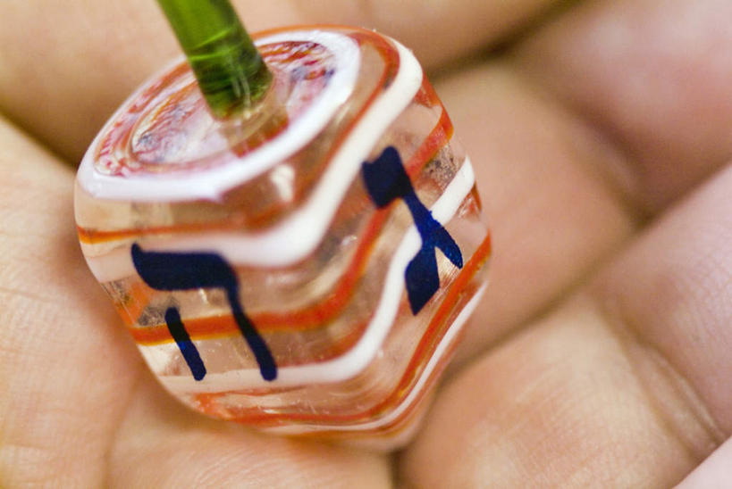 西方人,手,一个人,捧,横图,俯视,室内,特写,白天,游戏,欧洲,欧洲人,仅一个年轻女性,仅一个女性,仅一个人,阴影,节日,朦胧,模糊,庆祝,反射,英文,标志,文字,影子,字符,字母,玩,文化,娱乐,标识,一个,陀螺,祈祷,庆典,休闲,健康,手部,益智,许愿,宗教,信仰,单个,活动,纪念,英文字母,单手,祈求,发泄,消遣,智力,犹太教,光明节,宣泄,陀罗,干乐,冰尜,打老牛,独乐,挑筋教,平安,年轻女性,女人,女性,白种人,端,端着,捧着,手捧,玩耍,嬉戏,半身,彩图,高角度拍摄