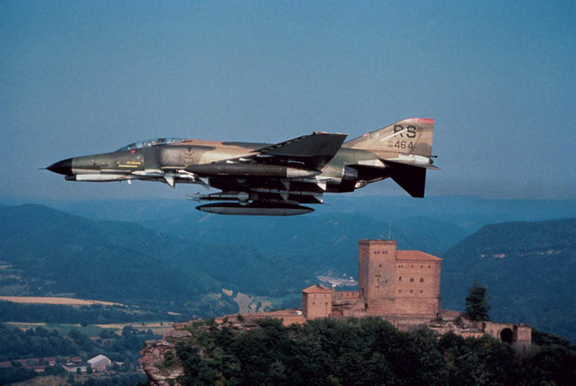 无人,家,横图,室外,白天,仰视,山,山脉,飞机,飞翔,阴影,飞行,光线,影子,房屋,屋子,山峰,公寓,山峦,翱翔,航空,飞,洋房,楼房,住宅,蓝色,蓝天,天空,阳光,交通工具,群山,天,战争,空军,一架,晴朗,载具,军用机,侦察机,万里无云,RF-4C侦察机,晴空,晴空万里,彩图,低角度拍摄,房子