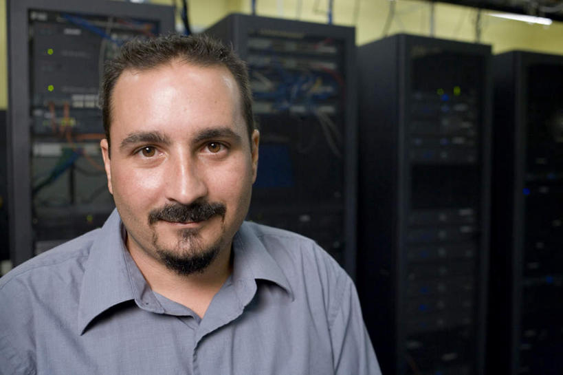 西方人,一个人,机修工,坐,笑,微笑,横图,室内,白天,正面,西装,电脑,欧洲,欧洲人,仅一个男性,仅一个人,仅一个中年男性,套装,正装,网络,注视,职业装,输入设备,通讯设备,开关,工人,按钮,观察,看,台式电脑,观看,光驱,主机,察看,机箱,机房,关注,通信设备,光盘驱动器,男人,男性,中年男性,白种人,机械师,机修工人,坐着,半身,彩图