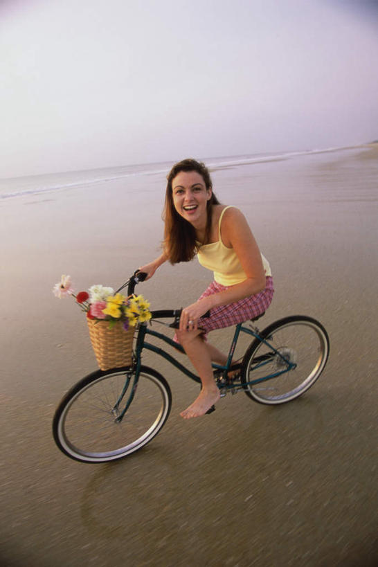 西方人,一个人,坐,笑,交叉,微笑,露齿笑,竖图,俯视,室外,白天,海浪,海洋,沙滩,自行车,竹子,欧洲,欧洲人,仅一个年轻女性,仅一个女性,仅一个人,一辆,握,阴影,竹制,服装,盛开,编织,光线,篮子,沙子,影子,海岸,浪花,沙地,花蕾,注视,休闲装,车,脚踏车,花,花瓣,花朵,鲜花,骑,衣服,蓝色,蓝天,天空,阳光,海水,竹篮,交通工具,天,花苞,花蕊,观察,看,骑车,休闲,休闲服,握着,服饰,晴朗,观看,竹条,交织,察看,竹制品,关注,载具,海景,万里无云,穿插,年轻女性,女人,女性,白种人,大海,风浪,海,海水的波动,海滩,近岸浪,涌浪,晴空,晴空万里,坐着,彩图,高角度拍摄,全身