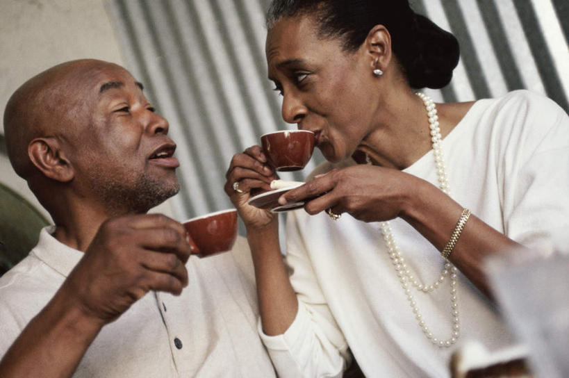 咖啡,西方人,老年人,两个人,家庭,夫妻,坐,笑,微笑,露齿笑,横图,室内,白天,正面,爱情,幸福,纯洁,窗帘,杯子,餐具,项链,欧洲,非洲,黑人,欧洲人,握,服装,装饰,瓷器,碟子,盘,珍珠,咖啡杯,陶瓷制品,浪漫,拿,拿着,注视,休闲装,娱乐,相视,装饰品,饮料,衣服,帘子,盘子,耳环,饰品,手链,首饰,碟,观察,看,享受,休闲,健康,温暖,温馨,一家人,面对面,休闲服,遮阳,恩爱,放松,乐趣,握着,恋人,服饰,手镯,观看,对视,华丽,修饰,点缀,贵重,和睦,察看,珍贵,提神,舒适,互视,富有,关注,瓷杯,醒脑,相对,镯子,相看,衬托,美观,雅致,雅观,软饮料,耳饰,宝贵,有机宝石,老年男性,老年女性,男人,男性,女人,女性,非洲人,夫妇,情侣,坐着,半身,彩图,伴侣,融洽