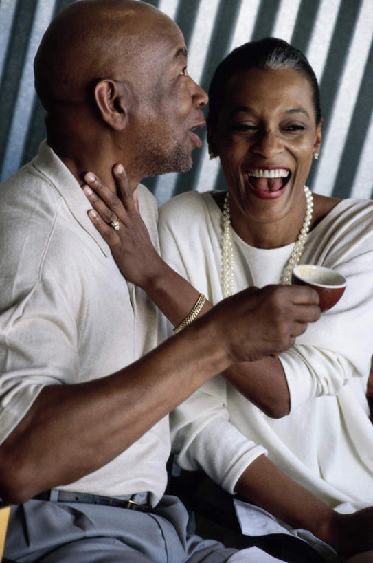 咖啡,西方人,老年人,两个人,家庭,夫妻,坐,笑,微笑,露齿笑,竖图,室内,白天,正面,爱情,幸福,纯洁,窗帘,杯子,餐具,项链,欧洲,非洲,黑人,欧洲人,握,服装,装饰,瓷器,碟子,盘,珍珠,咖啡杯,陶瓷制品,浪漫,拿,拿着,注视,休闲装,娱乐,相视,装饰品,饮料,衣服,帘子,盘子,耳环,饰品,手链,首饰,碟,观察,看,享受,休闲,健康,温暖,温馨,一家人,面对面,休闲服,遮阳,恩爱,放松,乐趣,握着,恋人,服饰,手镯,观看,对视,华丽,修饰,点缀,贵重,和睦,察看,珍贵,提神,舒适,互视,富有,关注,瓷杯,醒脑,相对,镯子,相看,衬托,美观,雅致,雅观,软饮料,耳饰,宝贵,有机宝石,老年男性,老年女性,男人,男性,女人,女性,非洲人,夫妇,情侣,坐着,半身,彩图,伴侣,融洽