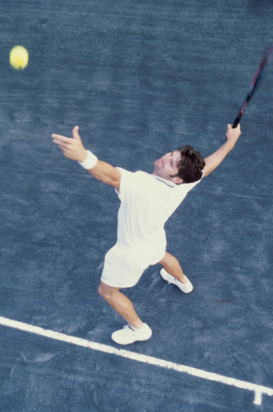 西方人,一个人,运动员,站,举,竖图,俯视,室外,白天,运动服,网球,欧洲,欧洲人,仅一个男性,仅一个人,服装,网球拍,球场,网球场,球拍,网球装备,注视,运动器械,场地,仅一个年轻男性,衣服,观察,看,托,站着,健身器械,服饰,观看,张开双腿,察看,衣着,穿着,关注,健身器材,衣饰,展开双腿,网球运动,男人,男性,年轻男性,白种人,体育运动员,运动选手,举起,举手,举着,抬头,向上举,向上伸,向上托,仰头,站立,彩图,高角度拍摄,全身,网球场地,硬地场,运动器材,伸展双腿,运动装