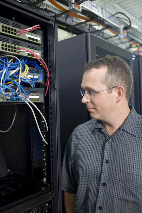 西方人,一个人,商务人士,商务男性,站,竖图,室内,白天,正面,衬衫,通讯,电脑,数据,欧洲,欧洲人,仅一个男性,仅一个人,仅一个中年男性,套装,朦胧,模糊,传输,网络,眼镜,注视,输入设备,通讯设备,开关,按钮,观察,看,站着,台式电脑,观看,光驱,网线,主机,察看,机箱,机房,关注,通信设备,水晶头,商务装,近视眼镜,工薪阶层,光盘驱动器,线缆,男人,男性,中年男性,白种人,白领,上班族,站立,半身,彩图,衬衣