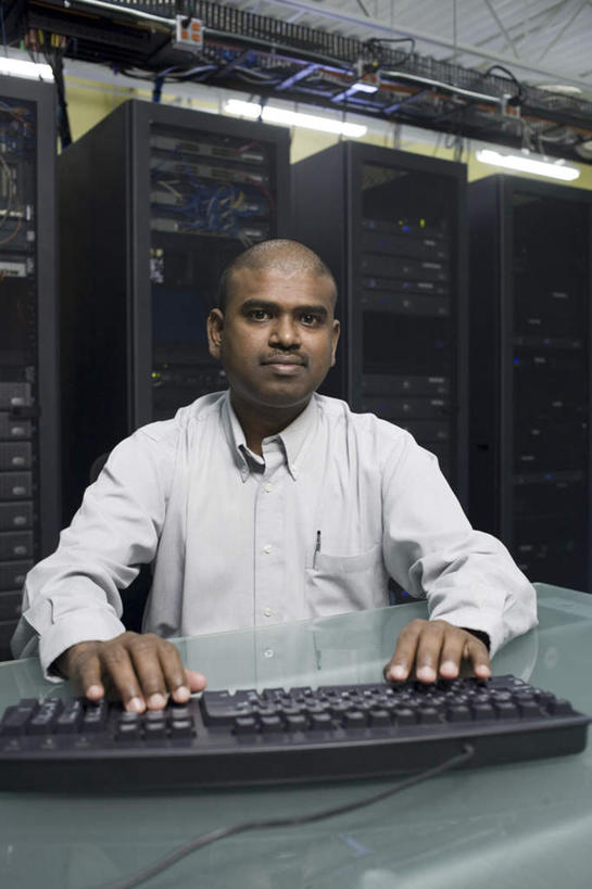 西方人,一个人,商务人士,商务男性,办公室,坐,竖图,室内,白天,正面,衬衫,电脑,键盘,家具,桌子,欧洲,欧洲人,仅一个男性,仅一个人,仅一个中年男性,敲打,套装,朦胧,模糊,网络,办公桌,注视,输入,输入设备,通讯设备,开关,按钮,打字,观察,看,台式电脑,观看,点击,光驱,主机,敲击,察看,机箱,机房,关注,通信设备,商务装,工薪阶层,光盘驱动器,办公家具,按键,男人,男性,中年男性,白种人,白领,上班族,坐着,半身,彩图,衬衣