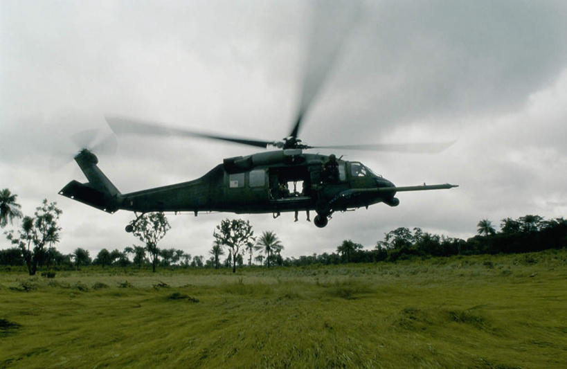 无人,横图,室外,白天,正面,草地,草坪,植物,美国,飞翔,飞行,乌云,云,阴天,云朵,翱翔,云彩,飞,草,树,树木,绿色,天空,自然,天,运输,空军,一架,生长,成长,直升机,北美,北美洲,昏暗,阴沉,美洲,军用机,运输机,美军,军用战斗机,军用运输器,北亚美利加洲,亚美利加洲,彩图,HH-60铺路鹰,MH/HH-60G铺路鹰直升机,MH-60G铺路鹰直升机