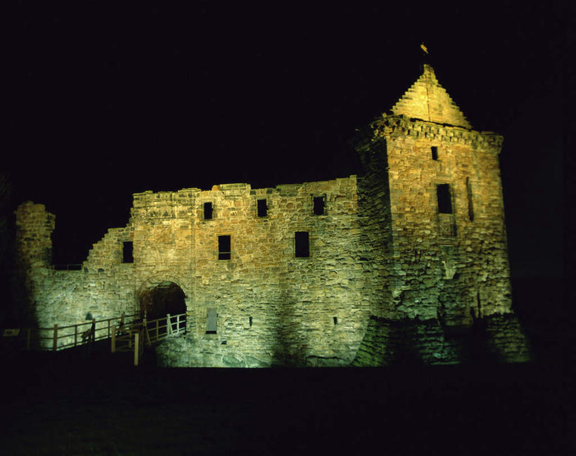 无人,横图,室外,夜晚,仰视,旅游,度假,名胜古迹,标志建筑,地标,建筑,英国,欧洲,阴影,遗迹,光线,影子,堡垒,城堡,灯光,古迹,文物,娱乐,建设,古建筑,苏格兰,享受,休闲,旅游胜地,放松,西欧,要塞,大不列颠,古文明,大不列颠及北爱尔兰联合王国,大不列颠联合王国,日不落英帝国,苏格兰王国,设防,圣安德鲁斯,法夫,彩图,低角度拍摄,圣安德鲁斯城堡