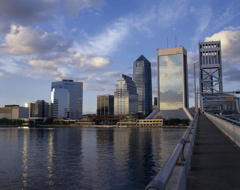 无人,高楼大厦,横图,室外,白天,正面,度假,海浪,海洋,美景,城市风光,标志建筑,城市,大厦,地标,建筑,摩天大楼,美国,木板,景观,浪花,云,云朵,建筑群,桥,木桥,云彩,娱乐,建设,栈桥,蓝色,白云,蓝天,天空,海水,天,享受,休闲,景色,放松,晴朗,人行桥,木板桥,北美,北美洲,美洲,海景,佛罗里达,佛罗里达州,杰克逊维尔,佛州,阳光州,北亚美利加洲,亚美利加洲,大海,风浪,海,海水的波动,近岸浪,涌浪,晴空,彩图,大楼,高层建筑,高楼,摩天楼