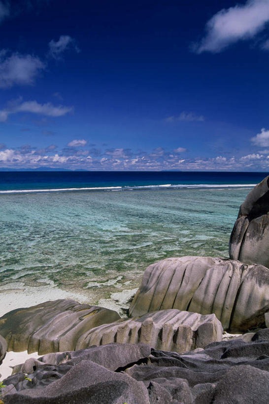 无人,竖图,室外,白天,正面,旅游,度假,海浪,海洋,石头,美景,沙滩,非洲,塞舌尔,沙子,石子,海岸,景观,浪花,水平线,云,云朵,辽阔,海平线,沙地,云彩,娱乐,蓝色,白云,蓝天,天空,自然,海水,天,享受,休闲,广阔,景色,放松,晴朗,一望无际,自然风光,海景,拉迪格岛,塞舌尔共和国,阿非利加洲,东非,无边无际,一马平川,大海,风浪,海,海水的波动,海滩,近岸浪,石块,岩石,涌浪,晴空,彩图,水天相接,水天一线