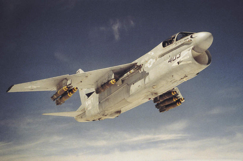 无人,横图,室外,白天,仰视,飞机,美国,一艘,飞翔,阴影,飞行,光线,影子,云,云朵,翱翔,云彩,飞,蓝色,白云,蓝天,天空,阳光,天,空军,晴朗,战斗机,北美,北美洲,美洲,军用机,美军,军用战斗机,天鹰战斗机,A-4天鹰战斗机,北亚美利加洲,亚美利加洲,晴空,彩图,低角度拍摄