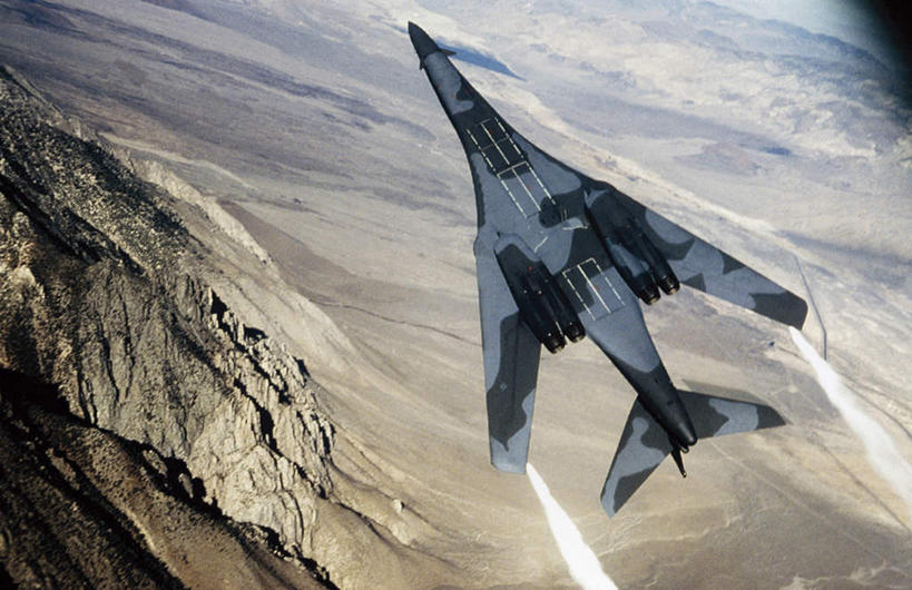 无人,横图,俯视,航拍,室外,白天,山,山脉,飞机,阴影,飞行,光线,纹路,纹理,影子,山峰,烟雾,山峦,航空,阳光,交通工具,群山,战争,空军,一架,污染,废气,战斗机,鸟瞰,载具,轰炸机,军用机,飞机尾迹,军用战斗机,攻击机,尾迹云,机尾云,飞机拉烟,云带,尾迹,肌理,机尾迹,飞机尾气,彩图,高角度拍摄