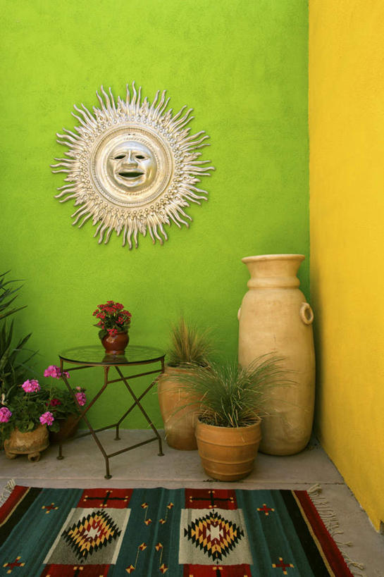 无人,竖图,室内,白天,正面,地毯,装饰,盛开,编织,罐子,手工艺品,陶瓷,墙,陶瓷制品,织物,花蕾,墙壁,墙面,花,花瓣,花朵,鲜花,黄色,绿色,瓶子,工艺品,花苞,花蕊,华丽,修饰,点缀,衬托,美观,雅致,雅观,彩图