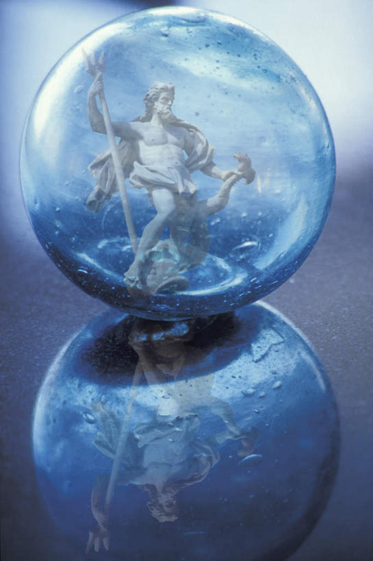 西方人,一个人,无人,坐,竖图,室内,特写,白天,正面,欧洲,欧洲人,仅一个男性,仅一个人,仅一个中年男性,握,阴影,灰色背景,朦胧,模糊,透明,反射,影子,水晶,注视,一个,观察,看,球体,水晶球,握着,摄影,影棚,单个,观看,察看,关注,矛,男人,男性,中年男性,白种人,坐着,彩图,全身,影棚拍摄,拍摄