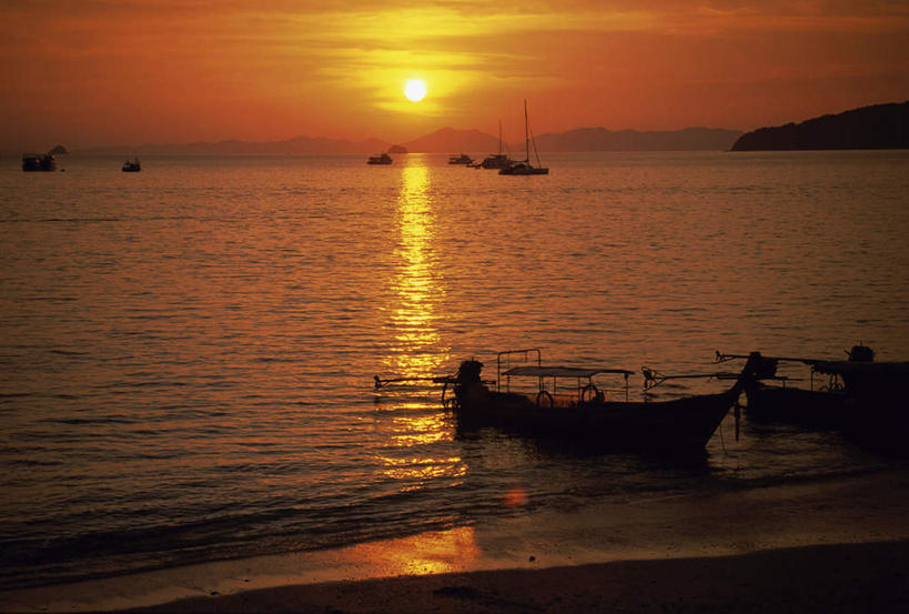 无人,横图,室外,白天,正面,旅游,度假,海浪,海洋,美景,日落,沙滩,船,泰国,亚洲,一排,停靠,整齐,沙子,海岸,景观,浪花,水平线,晚霞,霞光,落日,辽阔,木船,海平线,沙地,背光,娱乐,排列,自然,海水,黄昏,交通工具,享受,休闲,广阔,景色,彩霞,放松,东南亚,一望无际,舟,队列,停泊,自然风光,载具,逆光,海景,泰王国,无边无际,一马平川,夕照,奥南湾,甲米,甲米府,大海,风浪,海,海水的波动,海滩,近岸浪,涌浪,夕阳,彩图,水天相接,水天一线,斜阳