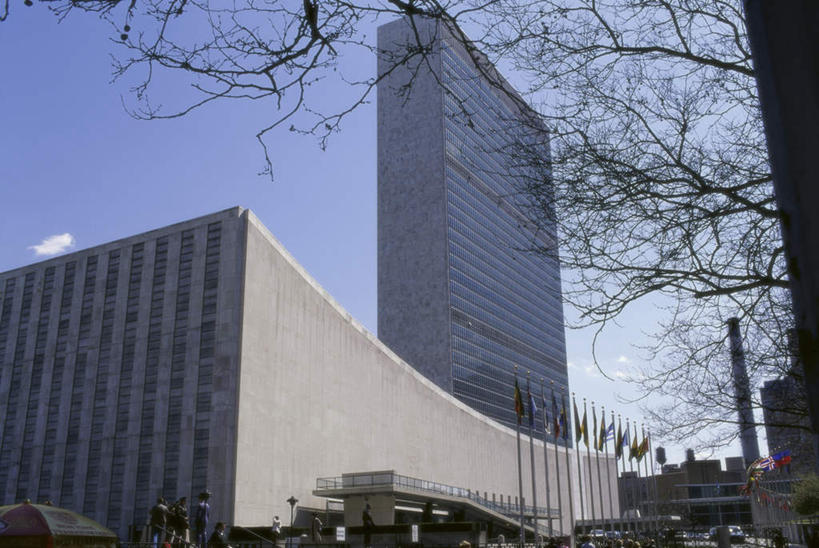 西方人,高楼大厦,走,横图,室外,白天,仰视,度假,办公楼,美景,植物,城市风光,城市,大厦,建筑,摩天大楼,写字楼,旗帜,国旗,欧洲,纽约,美国,欧洲人,一排,行人,游客,游人,阴影,服装,整齐,光线,旗杆,影子,景观,曼哈顿,许多人,注视,休闲装,娱乐,路人,旅客,树,树木,排列,衣服,蓝色,绿色,蓝天,天空,阳光,自然,楼宇,天,观察,看,一群人,享受,休闲,休闲服,商务楼,景色,放松,服饰,生长,晴朗,成长,观看,察看,北美,北美洲,队列,关注,美洲,联合国总部,纽约州,万里无云,帝国之州,帝国州,北亚美利加洲,亚美利加洲,过客,联合国大厦,男人,男性,年轻男性,年轻女性,女人,女性,白种人,旗,晴空,晴空万里,步行,散步,走路,半身,彩图,低角度拍摄,大楼,高层建筑,高楼,摩天楼,曼哈顿岛