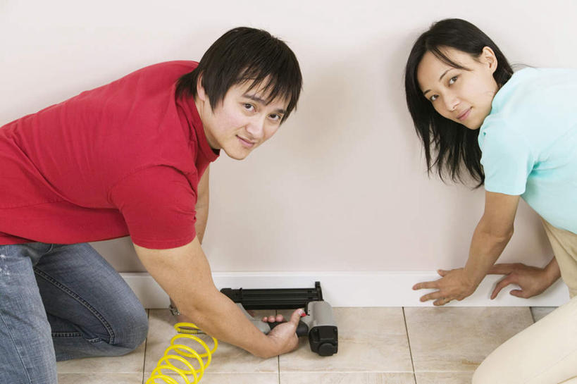 东方人,两个人,跪,笑,微笑,横图,室内,白天,侧面,爱情,亚洲,握,服装,裤子,装饰,时间,瓷砖,地砖,时钟,手表,墙,地面,浪漫,拿,计时,拿着,扭头,注视,牛仔裤,休闲装,黄种人,墙壁,墙面,衣服,红色,蓝色,白色,钟表,观察,看,转头,休闲,温暖,温馨,休闲服,表,恩爱,握着,恋人,服饰,观看,电钻,保护,华丽,修饰,腕表,点缀,和睦,察看,紧固,关注,手电钻,电动工具,牢固,衬托,美观,雅致,雅观,踢脚板,壁脚线,踢脚线,贴脚线,男人,男性,年轻男性,年轻女性,女人,女性,亚洲人,情侣,钟,跪着,半身,彩图,伴侣,融洽